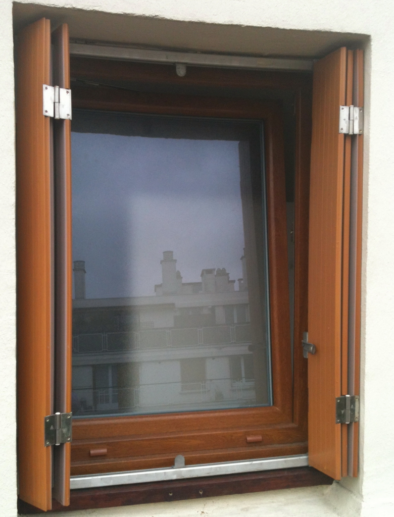Fenêtre PVC chêne doré avec vitrage dépoli et jalousie PVC havane